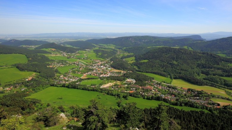 Grünbach am Schneeberg, © bwag/Commons, CC BY 3.0 AT Aerial view of Grünbach am Schneeberg with green fields and forests.