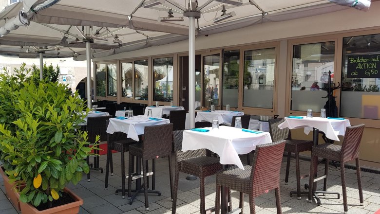 Reef & Beef in summer, © Piroska Weiss Outdoor area of a restaurant with covered tables and parasols.