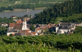 Spitz parish church, © Günter Kargl View of the Spitz parish church and surrounding vineyards.