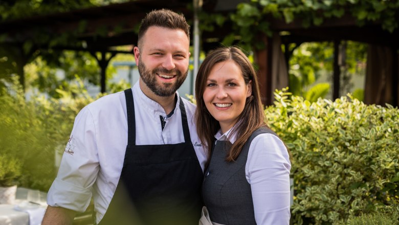 Philipp Essl and Marie-Theres Essl, © Inge Funke The Essl family smiling in their garden.