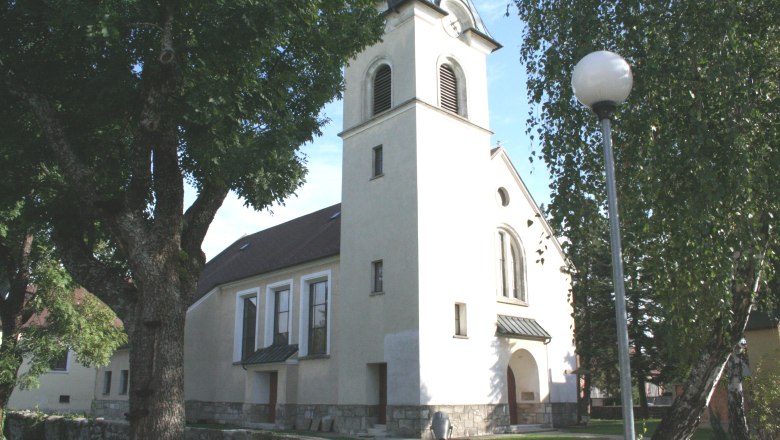Pischelsdorf church, © Gemeinde Götzendorf Church in Pischelsdorf with tower and trees in the foreground.