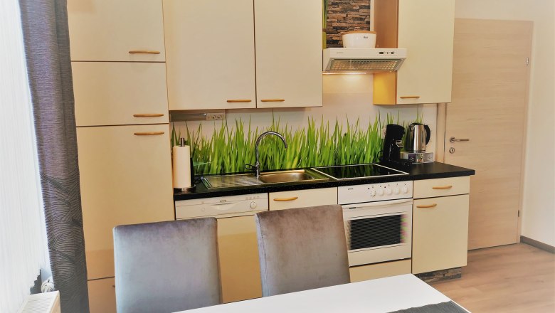 Kitchen and dining table, © Apartment Sonne, Fotograf Mag. Verena Schrammel Kitchen and dining table, © Apartment Sonne, Fotograf Mag. Verena Schrammel