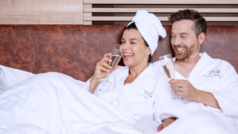 Double room, © Martina Siebenhandl Double room, couple drinking champagne