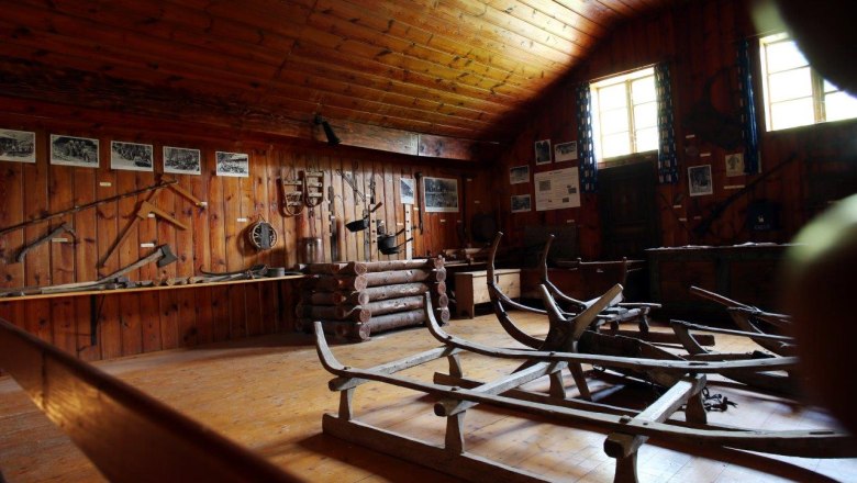 Woodcutter Museum Trübenbach, © weinfranz.at Interior view of a museum with wooden walls, old tools and sledges.