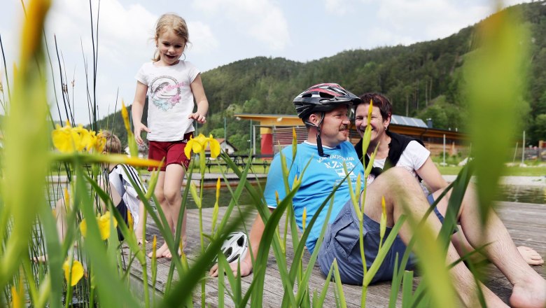 Natural adventure pool Türnitz, © weinfranz Family relaxing on a jetty at the Türnitz natural adventure pool.