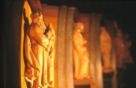 Freudhofmaier Winery, © Fam. Freudhofmaier Wooden sculptures in warm light, arranged in a row.