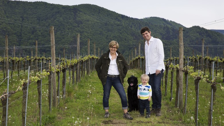 Family Erich Machherndl in the vineyard_c_Monika_Loeff, © Monika Loeff Family Erich Machherndl in the vineyard_c_Monika_Loeff, © Monika Loeff
