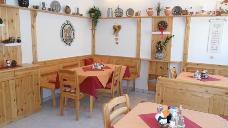 Pension Hendling, © Josef Hendling Cozy breakfast room with wooden furniture and decorations on the walls.