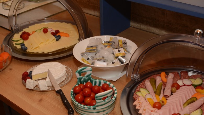 House Barbara_Breakfast, © Haus Barbara Breakfast buffet with cheese, sausage, tomatoes, butter and Camembert.
