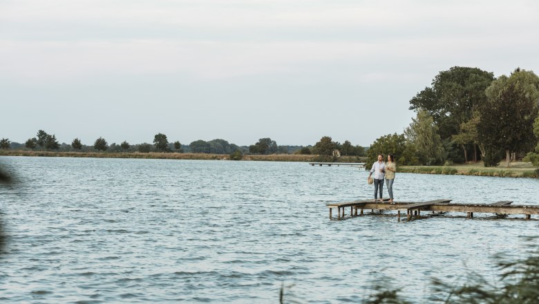 Landscape pond in Bernhardsthal, © Michael Reidinger Two people stand on a footbridge at the landscaped pond in Bernhardsthal.