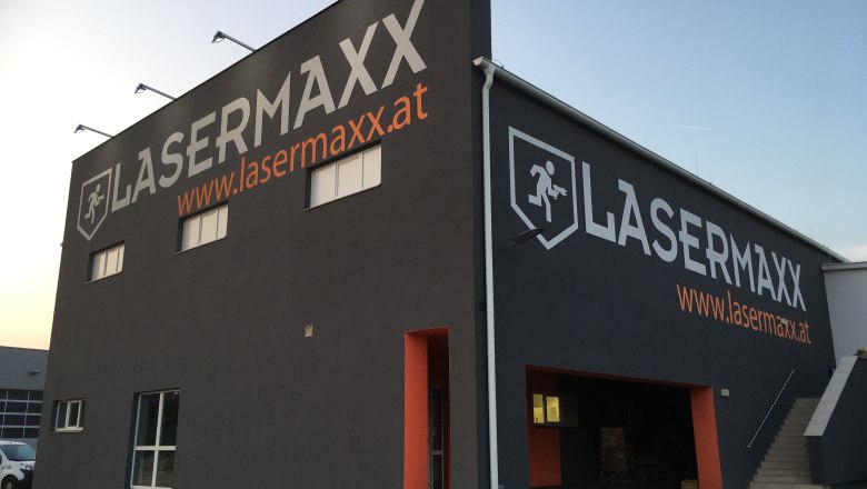 Lasermaxx front, © Suracon OG Exterior view of a building with the inscription 'LASERMAXX' and a website address.