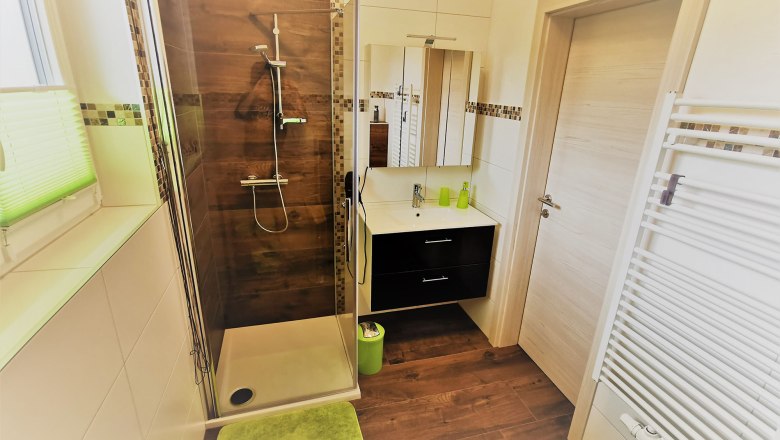 Bathroom, shower, washbasin, © Apartment Sonne, Fotograf Mag. Verena Schrammel Bathroom, shower, washbasin, © Apartment Sonne, Fotograf Mag. Verena Schrammel
