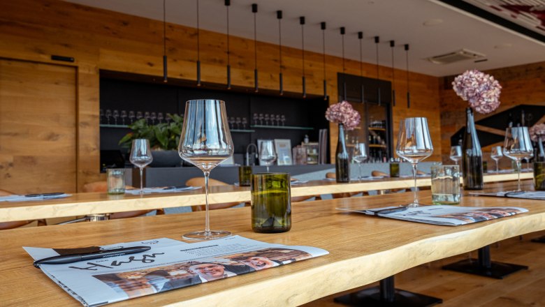 Wine domicile Hagn, © Niederösterreich Werbung / Maximilian Pawlikowsky Interior view of a modern wine domicile with laid tables, wine glasses and decoration.