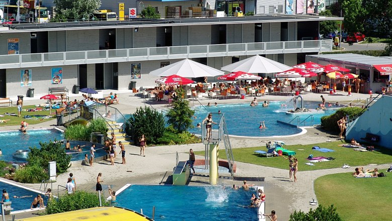 Weinlandbad Mistelbach, © Gemeinde Mistelbach Outdoor area of a swimming pool with several pools and sunbathing lawn.