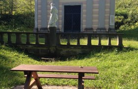 Sunday mountain, © Mostviertel Tourismus Picnic table in front of a small chapel in the countryside.