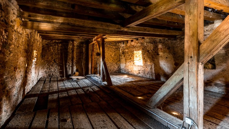 Fortified church Bad Schönau - upper floor, © Wiener Alpen, Christian Kremsl Interior view of the upper floor of the fortified church with wooden beams and stone walls.