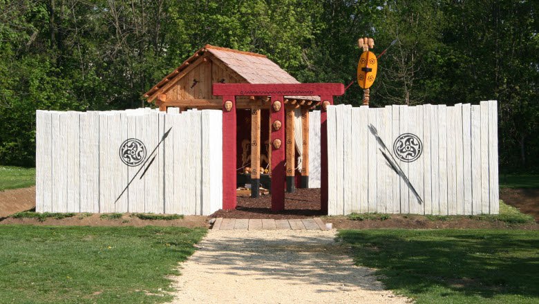 1:1 model of a Celtic sanctuary at Roseldorf in MAMUZ Asparn/Zaya Castle, © State Collections of Lower Austria, N. Weigl Reconstruction of a Celtic gate with wooden walls and decorations.
