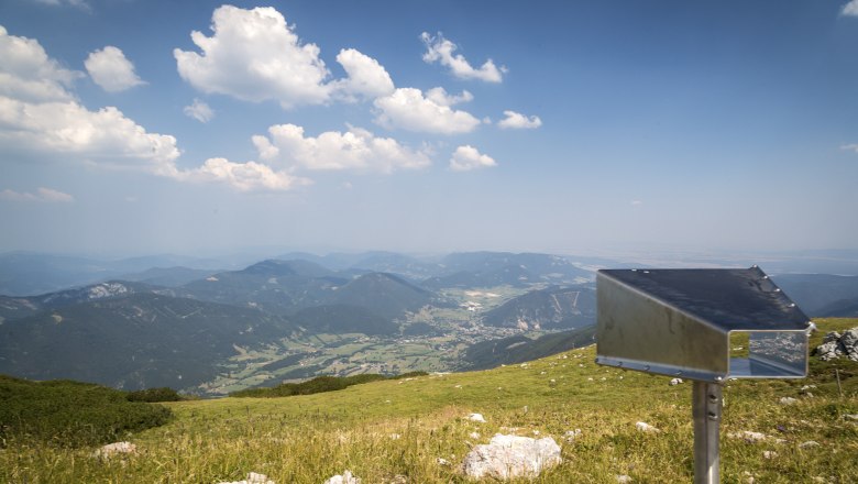 Viewpoint Elisabethkircherl Schneeberg, © Wiener Alpen, Foto: Franz Zwickl View from Schneeberg with telescope and mountain landscape.