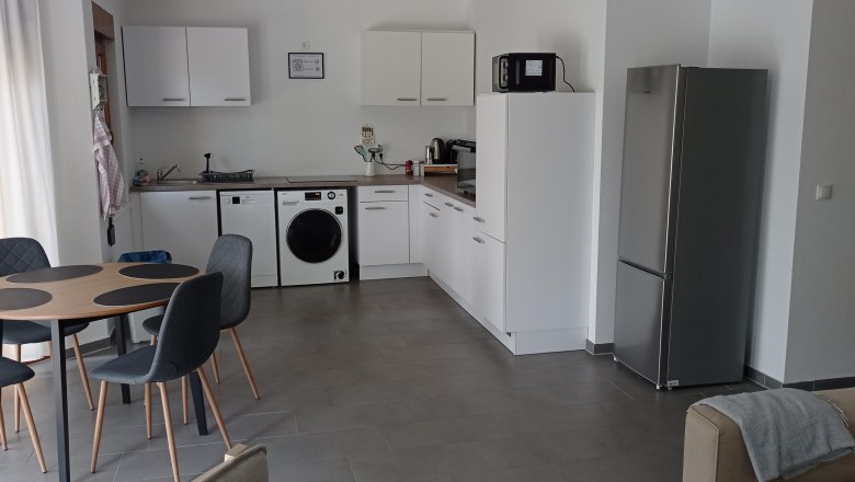 Lounge Michlfarm eat-in kitchen, © michlfarm Kitchen-cum-living room with washing machine and dining table