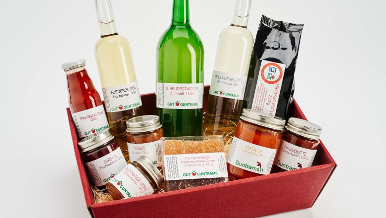 Gift, © Gut Guntrams Gift basket with various foods from Gut Guntrams.