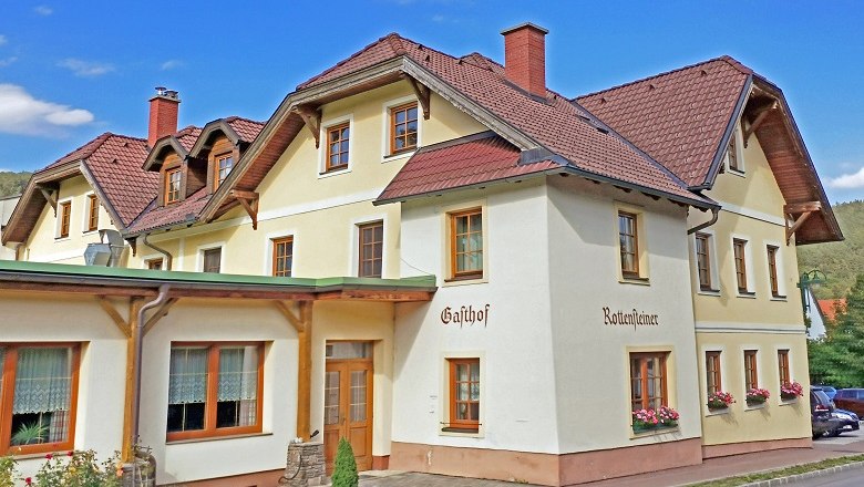 Family business for several generations, © Wiener Alpen A traditional inn with several floors and red roof tiles.