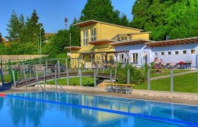 Outdoor pool Altlengbach, © Marktgemeinde Altlengbach Altlengbach outdoor pool with swimming pool and building in the background.