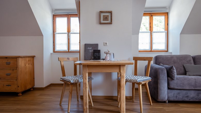Leopold an der Ybbs, © © Niederösterreich Werbung/ Maximilian Pawlikowsky Cozy living area with wooden table, two chairs and sofa.