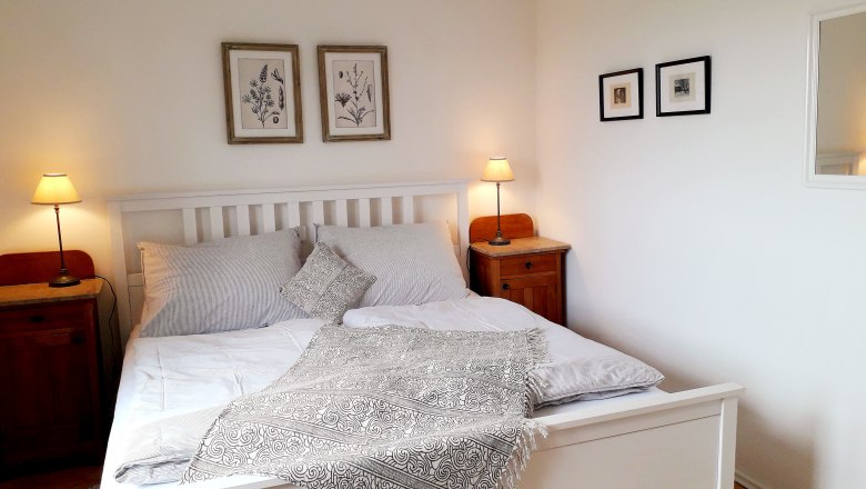 Comfortable double bed in the bedroom, © U.E. Comfortable double bed in the bedroom, © U.E.