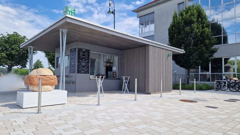 HANS WURST, © TI-K.Kancer Hans Wurst snack bar with bar tables