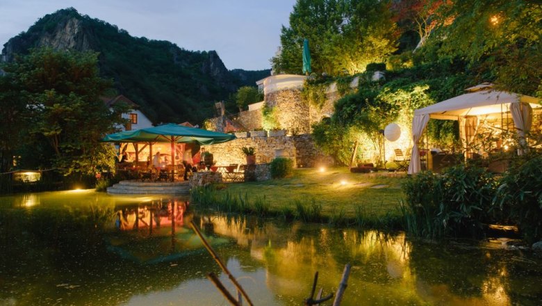 Küffer Keller at night from the pavilion, © Familie Thiery Küffer Keller at night from the pavilion, © Familie Thiery