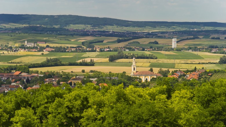 Zellerndorf, © Gemeinde Zellerndorf Landscape view of Zellerndorf with church and fields.