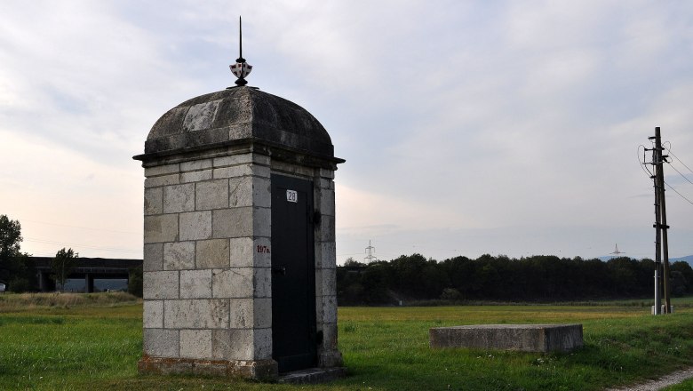 Matzendorf-Hölles, © Spiderman183 Stone building on a meadow with electricity pylon in the background.