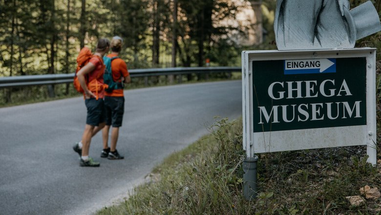 Semmering railroad hiking trail, railroad hiking, Vienna Alps in Lower Austria, © Wiener Alpen/nicoleseiser.at Two hikers in front of the entrance to the Ghega Museum