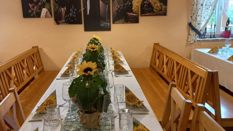 TD wine tavern inside, © Heuriger am Dorfplatzl Table setting with glasses and table decorations
