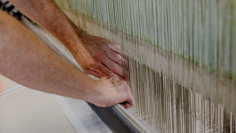 Framsohn terry toweling, © Waldviertel Tourismus, Matthias Streibel Close-up of hands working on a loom.