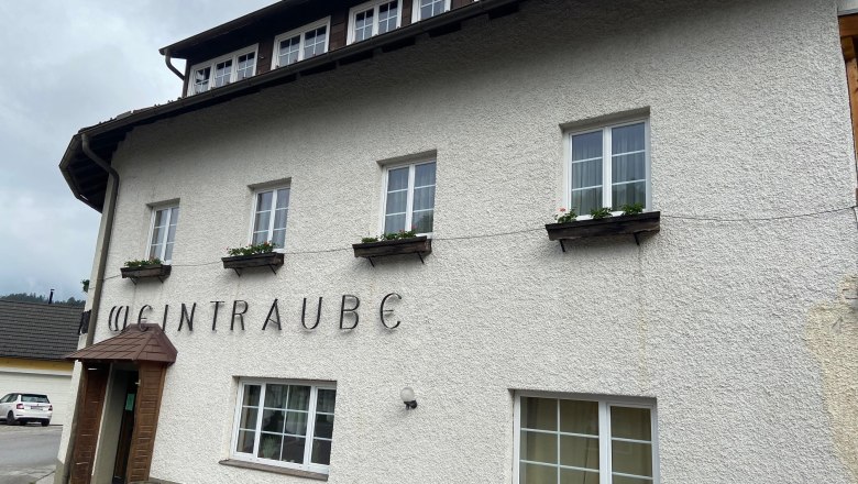 Apartment zur Weintraube, © Wiener Alpen Facade of a building with the lettering 'Weintraube'.