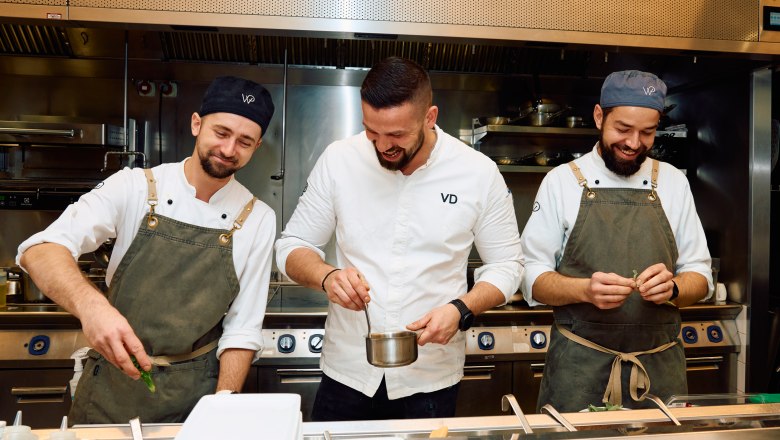 Wolfgang Puck Kitchen + Bar, © Flughafen Wien Wolfgang Puck Kitchen + Bar, kitchen team