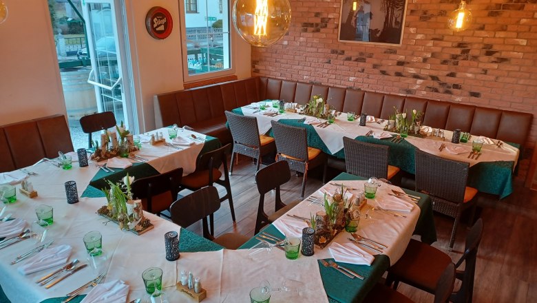 New restaurant - for celebrations, © Wirtshausbühne Bernhart Cozy dining room with set tables and decoration for a celebration.