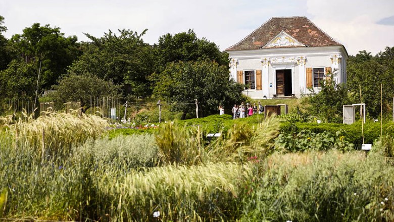 Discover the world of crop diversity in the ARCHE NOAH show garden!, © Rupert Pessl / ARCHE NOAH Historic building in the ARCHE NOAH show garden with lush vegetation in the foreground.