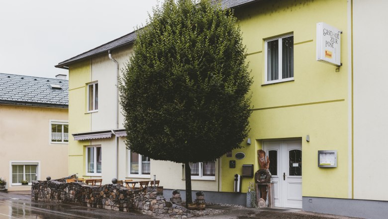 Inn in Texingtal, © Niederösterreich Werbung/David Schreiber Exterior view of an inn with a yellow façade and a tree in front of it.