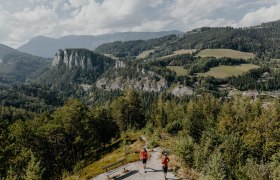 Semmering railroad hiking trail, railroad hiking, Vienna Alps in Lower Austria, © Wiener Alpen/nicoleseiser.at View of the Pollereswand with viaduct, the 20 Schilling view, in front of which two hikers can be seen.