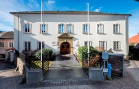 Hofrichterhaus, © Jürgen Thoma Historic building with a white façade and several windows, known as the Hofrichterhaus.