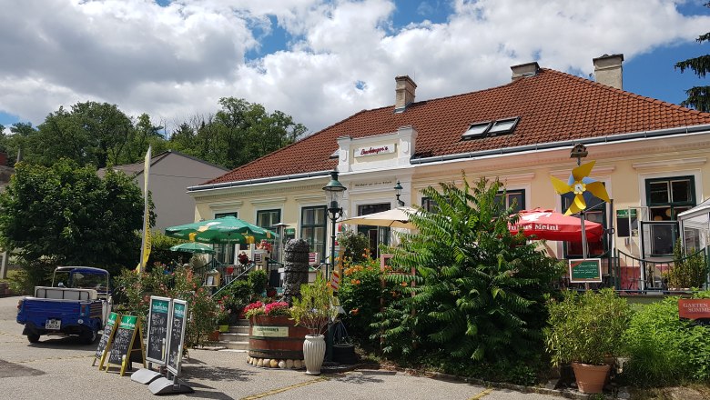 Buchingers Gasthaus Zur Alten Schule, © Weinviertel Tourismus Exterior view of Buchinger's Gasthaus Zur Alten Schule with terrace and parasols.