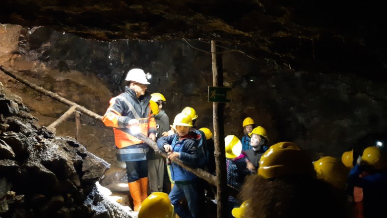 Payerbach show mine, © Verein Schaubergwerk Payerbach Group of people wearing helmets in a show mine.