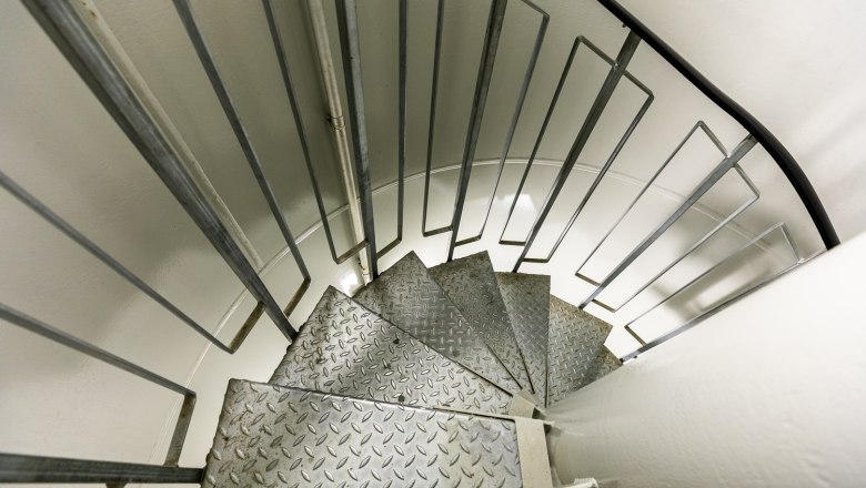 Lichtenegg wind turbine - Ascent to the platform, © Wiener Alpen, Christian Kremsl Spiral-shaped metal staircase in a wind turbine.