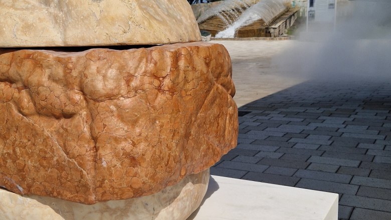 HANS WURST, © TI-K.Kancer Leberkässemmel statue in front of Hans Wurst snack stand in the background Nibelungen fountain