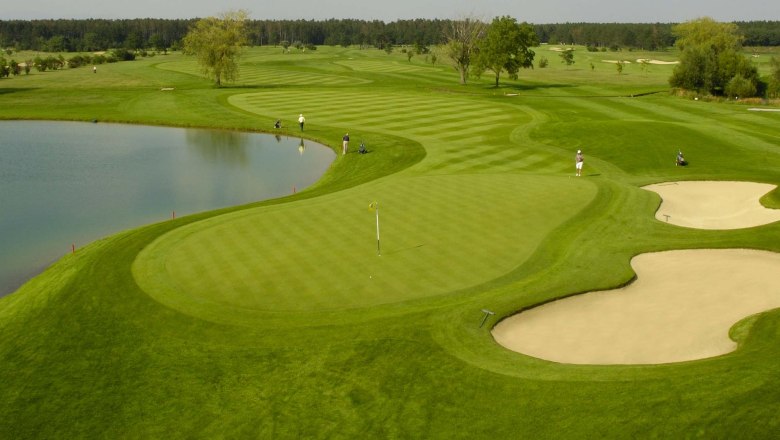 Föhrenwald Golf Club, © Golfclub Föhrenwald Golf course with water hazard and sand bunker