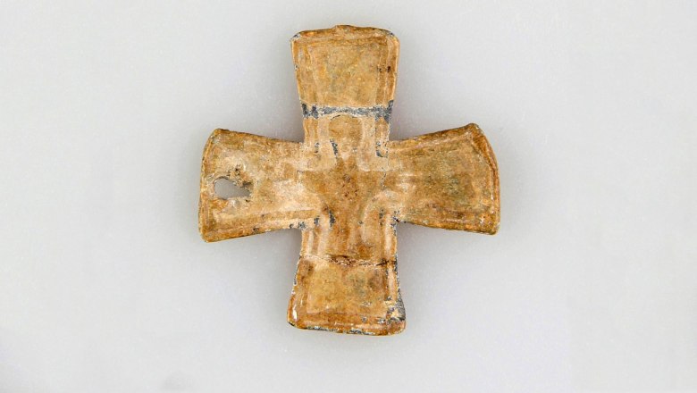 Early medieval lead cross from the Schanzberg in Thunau, © State Collections of Lower Austria, UF-19020.277 Early medieval lead cross from the Schanzberg in Thunau, © State Collections of Lower Austria, UF-19020.277