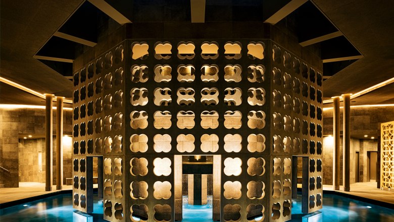 SILENTSPA at Therme Laa, © Therme Laa Interior view of the SILENTSPA at Therme Laa with illuminated, decorative walls and a water basin.