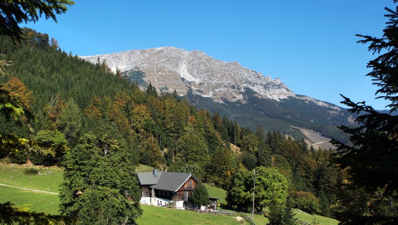 Ötscher Tormäuer Nature Park, © Mostviertel Tourismus, weinfranz.at Mountain landscape in the Ötscher Tormäuer Nature Park with forest and huts in the foreground.